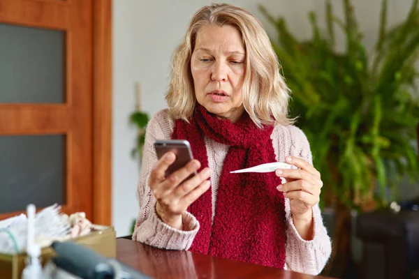 Een Vrouw Die Naar Thermometer Kijkt Vrouwelijke Handen Met Een — Stockfoto