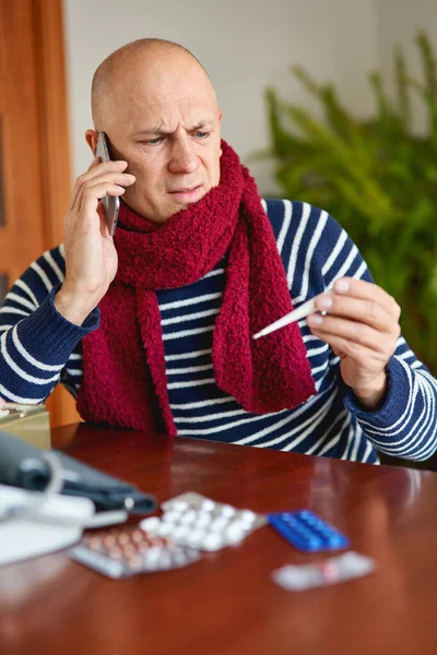 Manos Hombre Sosteniendo Termómetro Digital Está Llamando Concepto Fiebre Gripe — Foto de Stock