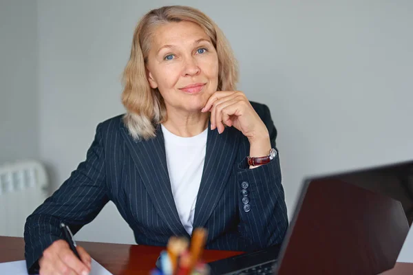 Porträt Einer Attraktiven Geschäftsfrau Büro — Stockfoto