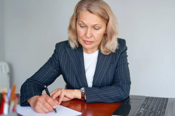 Retrato Uma Mulher Negócios Atraente Escritório — Fotografia de Stock