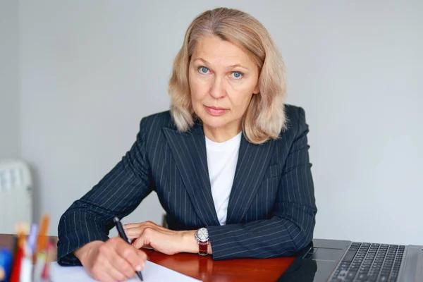 Retrato Uma Mulher Negócios Atraente Escritório — Fotografia de Stock