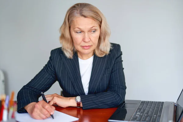 Retrato Uma Mulher Negócios Atraente Escritório — Fotografia de Stock