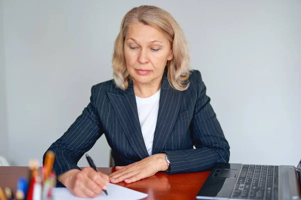 Retrato Uma Mulher Negócios Atraente Escritório — Fotografia de Stock