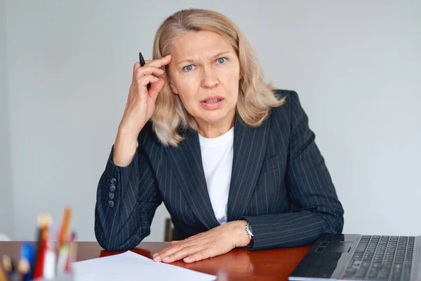 Portret Van Bezorgde Vrouw Kantoor Business Problems Concept — Stockfoto