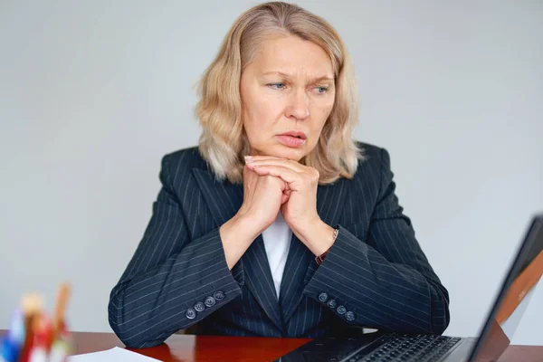 Portret Van Een Serieuze Zakenvrouw Met Laptop Kantoor — Stockfoto