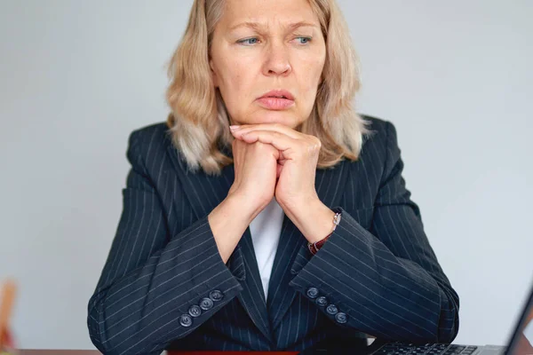 Retrato Mulher Preocupada Escritório Conceito Problemas Negócios — Fotografia de Stock