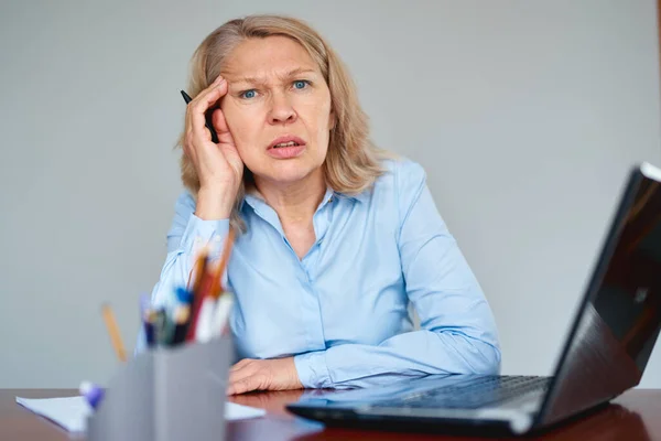 オフィスにおける心配な女性の肖像ビジネス上の問題コンセプト — ストック写真