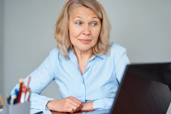 Retrato Uma Mulher Negócios Atraente Escritório — Fotografia de Stock