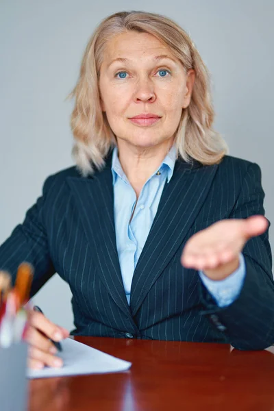 Retrato Uma Mulher Negócios Atraente Escritório — Fotografia de Stock