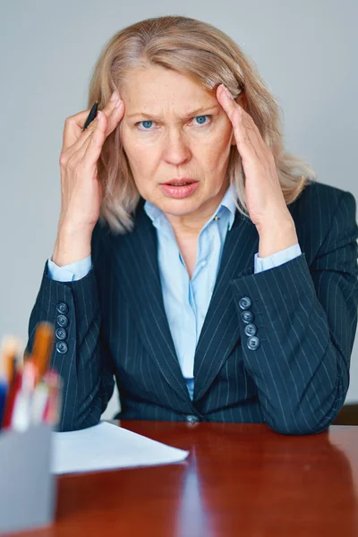 Retrato Uma Mulher Negócios Atraente Escritório — Fotografia de Stock