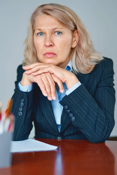 オフィスにおける心配な女性の肖像ビジネス上の問題コンセプト — ストック写真