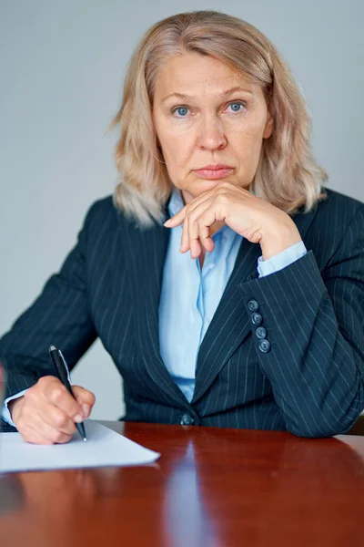 Retrato Uma Mulher Negócios Atraente Escritório — Fotografia de Stock