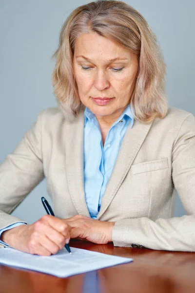 Porträt Einer Attraktiven Geschäftsfrau Büro Signiert Dokumente — Stockfoto