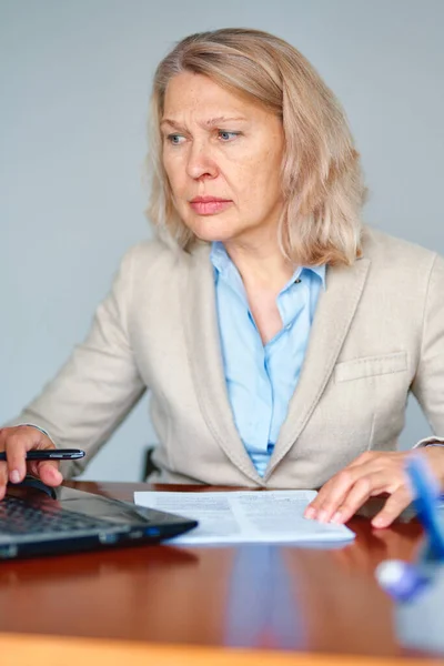 Retrato Una Mujer Negocios Casual Sentada Lugar Trabajo Oficina — Foto de Stock