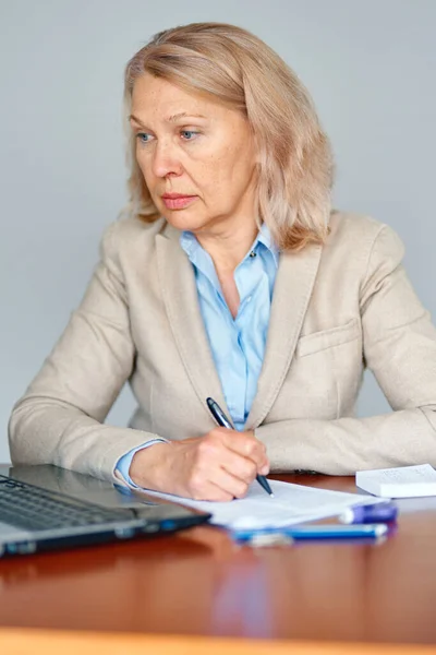 Retrato Una Mujer Negocios Casual Sentada Lugar Trabajo Oficina —  Fotos de Stock