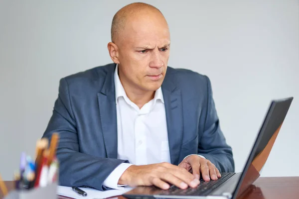 Frustrated Business Man Working Laptop Computer Office — Stock Photo, Image