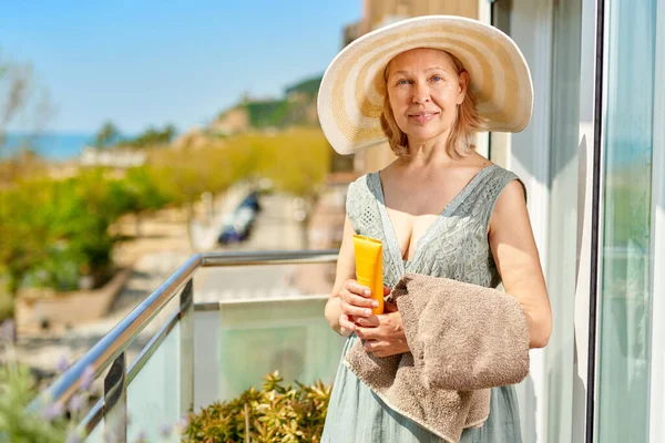 Mulher Madura Feliz Varanda Casa Com Costa Mar Férias Conceito — Fotografia de Stock