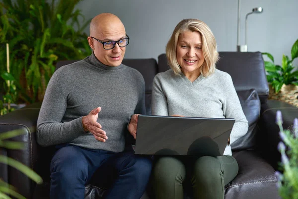 Gelukkige Familie Zitten Bank Met Behulp Van Laptop Happy Middelbare — Stockfoto