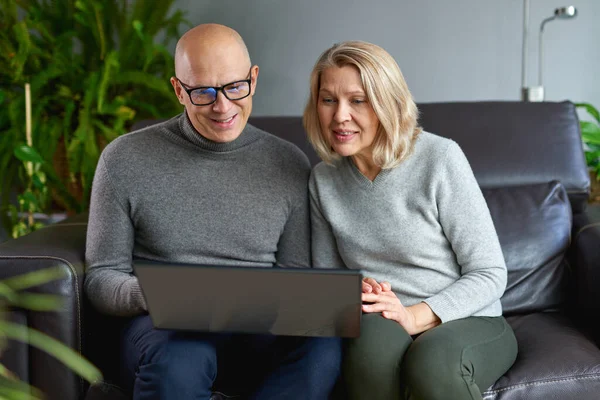 Overblij Oudere Moeder Zitten Rust Bank Met Volwassen Zoon Kijken — Stockfoto