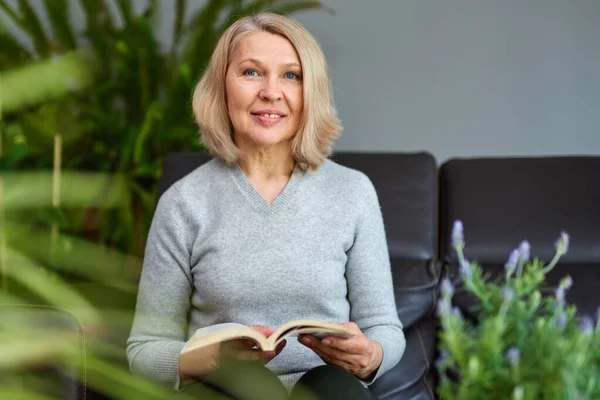 Mulher Feliz Com Livro Suas Mãos Relaxando Seu Sofá Casa — Fotografia de Stock