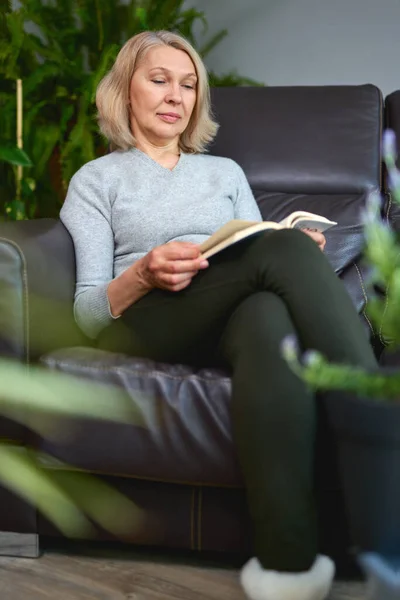 Mulher Feliz Com Livro Suas Mãos Relaxando Seu Sofá Casa — Fotografia de Stock