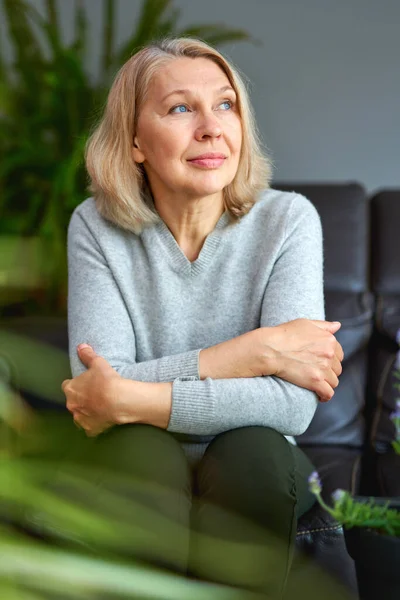 Schöne Blonde Frau Mittleren Alters Sitzt Hause Auf Einem Sofa — Stockfoto