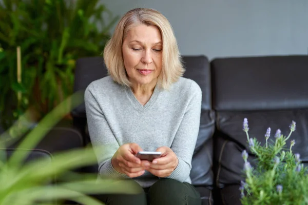 Mooie Volwassen Blonde Vrouw Praten Mobiele Telefoon Bank — Stockfoto