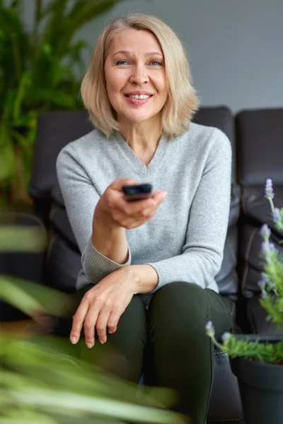 Gelukkig Volwassen Vrouw Kijken Bank — Stockfoto