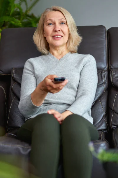 Volwassen Vrouw Die Thuis Televisie Kijkt — Stockfoto