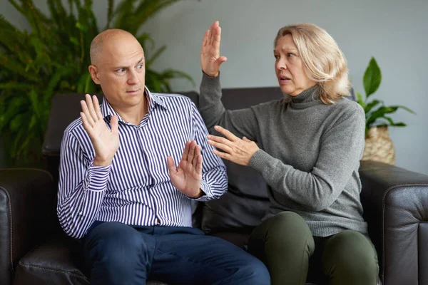 Sconvolto uomo e donna che hanno problemi — Foto Stock