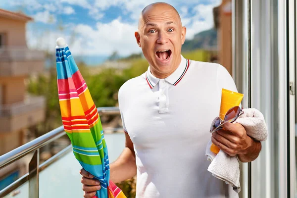 Happy tourist man on the hotel terrace near the seashore. Vacation at the resort — Stock Photo, Image