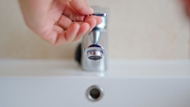 男人在浴室用清水洗手. — 图库视频影像