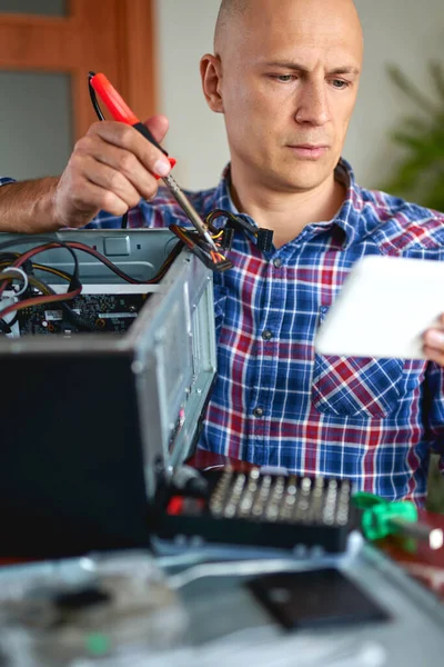 Muž opravuje počítač — Stock fotografie