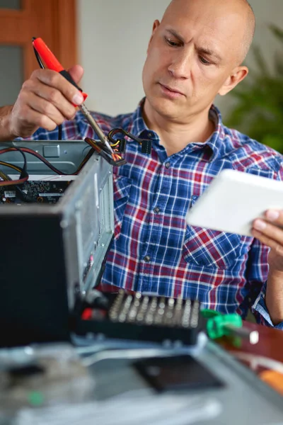 Man repairing computer — Stock Photo, Image