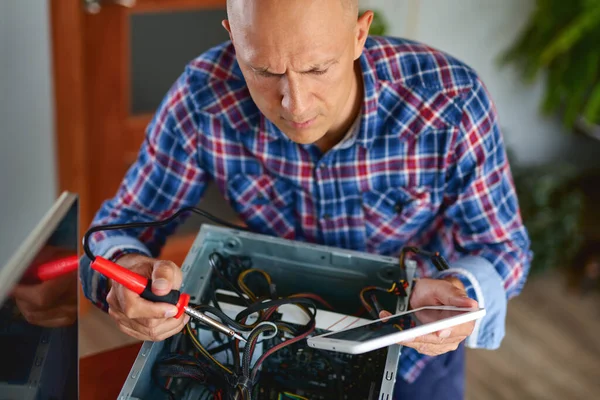 Hombre reparación de computadoras —  Fotos de Stock