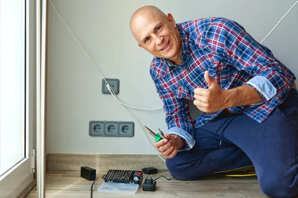 Man installing light switch after home renovation. — Stock Photo, Image