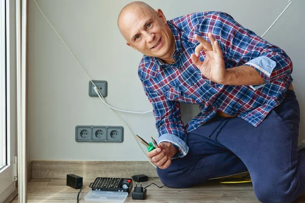 Elektriker Installera uttag i huset. — Stockfoto