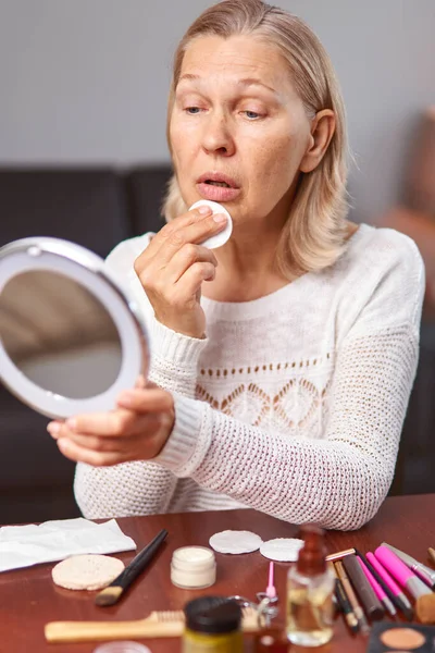 Mulher idosa colocando maquiagem em casa — Fotografia de Stock