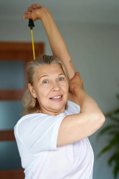 Retrato de mulher sênior exercitar-se para esportes em casa . — Fotografia de Stock