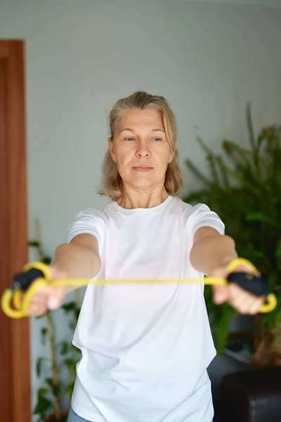 Портрет старшої жінки вправи для спорту вдома . — стокове фото