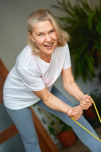 Retrato de mulher sênior exercitar-se para esportes em casa . — Fotografia de Stock