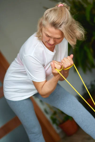 Retrato de mulher sênior exercitar-se para esportes em casa . — Fotografia de Stock