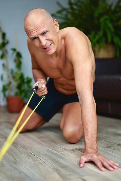 Mann trainiert zu Hause — Stockfoto