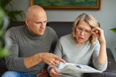 Yetişkin kadın ve erkek gazete okuyor. Haberler, basın, medya, tatiller ve insanlar kavramı .