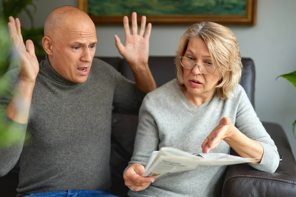 Mulher adulta e homem lendo jornal. Notícia, imprensa, mídia, feriados e conceito de pessoas  . — Fotografia de Stock