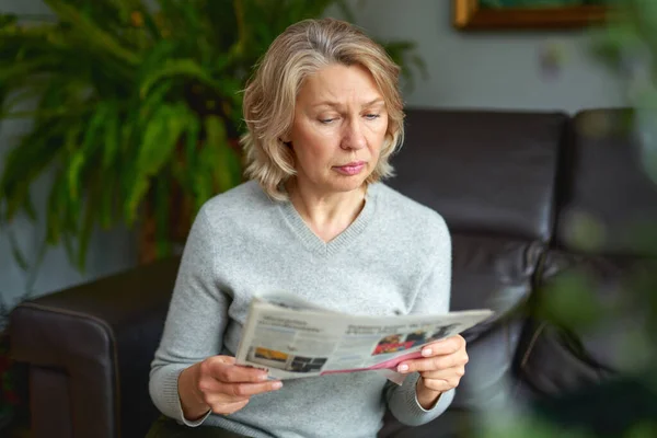 Nachrichten, Presse, Medien, Urlaub und Menschen-Konzept - Frau liest Zeitung zu Hause. — Stockfoto