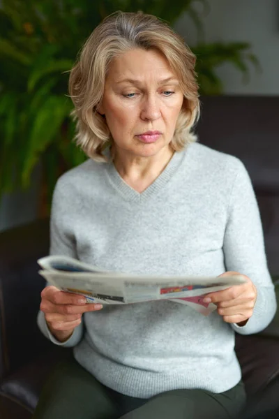 Nachrichten, Presse, Medien, Urlaub und Menschen-Konzept - Frau liest Zeitung zu Hause. — Stockfoto