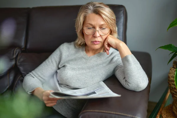 Nachrichten, Presse, Medien, Urlaub und Menschen-Konzept - Frau liest Zeitung zu Hause. — Stockfoto