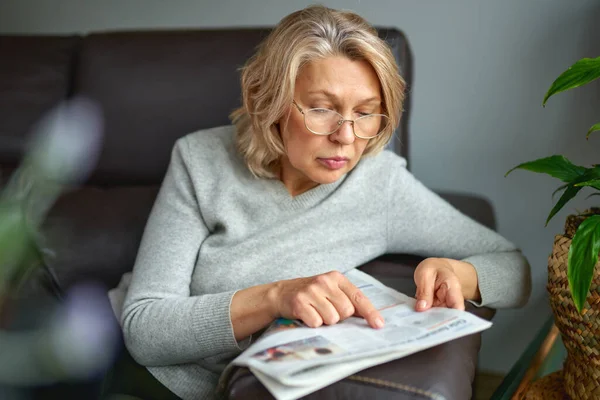 Notícias, imprensa, mídia, feriados e conceito de pessoas - mulher lendo jornal em casa . — Fotografia de Stock