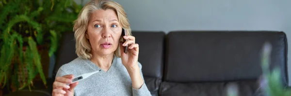 Ziekte, seizoensgebonden virus probleem concept. Oudere vrouw ziek met griep op temperatuur op thermometer. — Stockfoto